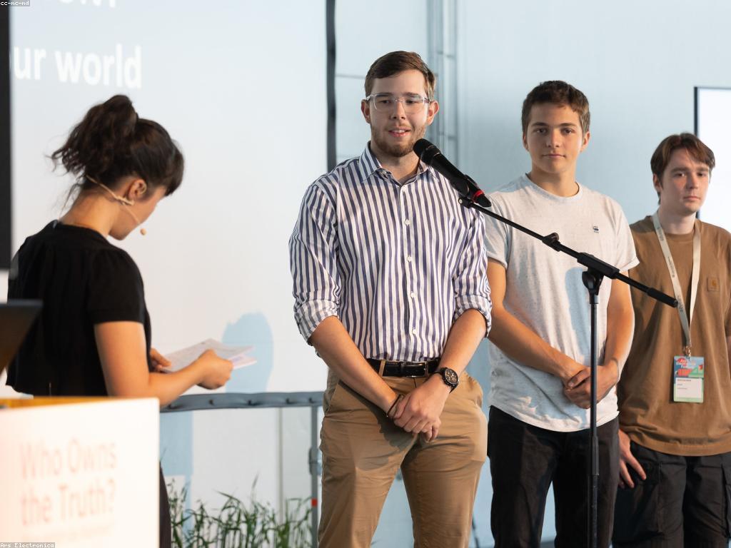 ប្រវត្តិរង្វាន់: ជីវិតនិងការកំណត់អត្តសញ្ញាណ